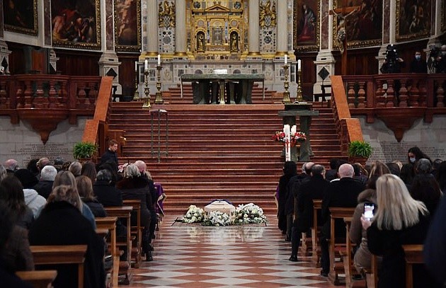 Hàng nghìn người bật khóc tham dự đám tang huyền thoại Paolo Rossi  - Bóng Đá