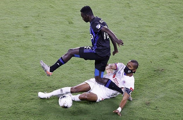 Honduras international Jerry Bengtson takes no chances in desperate bid to avoid catching Covid as he wears his mask DURING game against Thierry Henry - Bóng Đá