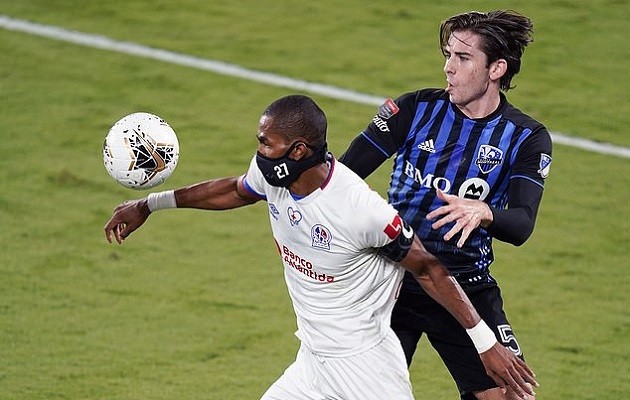 Honduras international Jerry Bengtson takes no chances in desperate bid to avoid catching Covid as he wears his mask DURING game against Thierry Henry - Bóng Đá