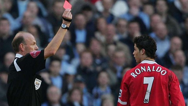 Top 10 cầu thủ nhận thẻ đỏ nhiều nhất lịch sử Man Utd: 