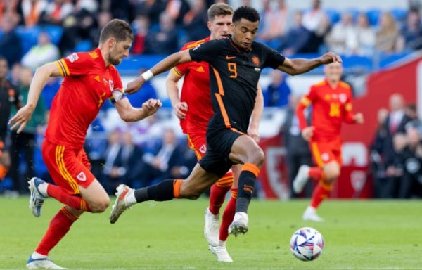 Kịch tính phút bù giờ, Hà Lan thắng nghẹt thở Xứ Wales tại Cardiff - Bóng Đá