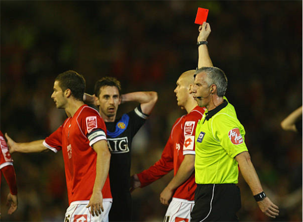 Top 10 cầu thủ nhận thẻ đỏ nhiều nhất lịch sử Man Utd: 