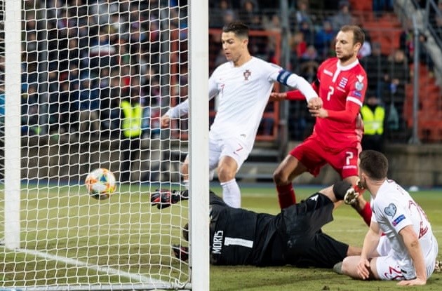 Ronaldo slams 'potato field' pitch, says not 100 percent - Bóng Đá