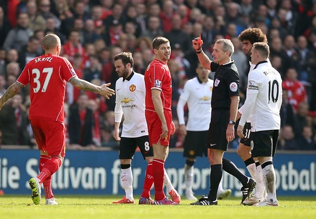 10 hình ảnh ấn tượng nhất lịch sử cặp trận M.U - Liverpool: 'Mr. Camera'; 'Đóa hồng' rực sáng - Bóng Đá