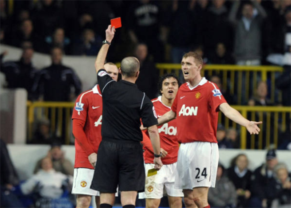 Top 10 cầu thủ nhận thẻ đỏ nhiều nhất lịch sử Man Utd: 