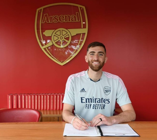 Tân binh thứ 3 tạo dáng 'cool ngầu' trong ngày ra mắt Arsenal - Bóng Đá
