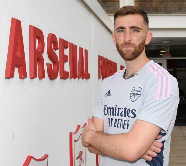 Tân binh thứ 3 tạo dáng 'cool ngầu' trong ngày ra mắt Arsenal - Bóng Đá