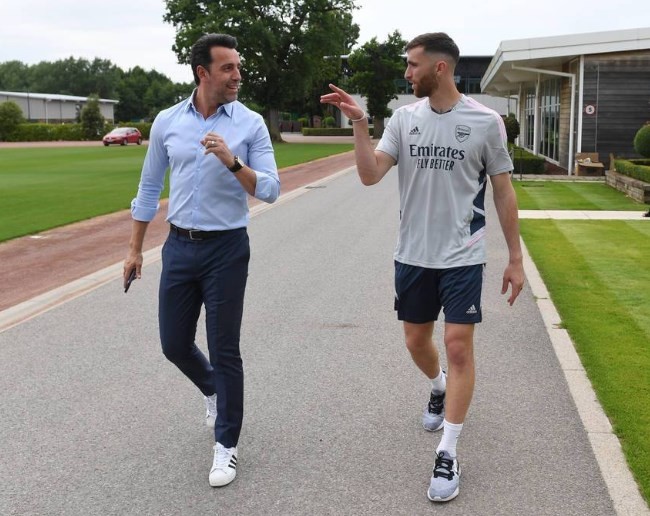 Tân binh thứ 3 tạo dáng 'cool ngầu' trong ngày ra mắt Arsenal - Bóng Đá