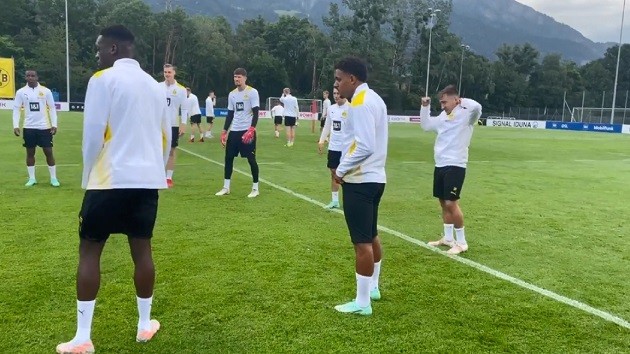 Malen is already training at Borussia Dortmund despite the fact that the transfer is not yet complete - Bóng Đá