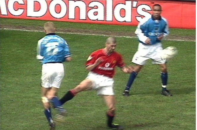 Cú tắc bóng của 