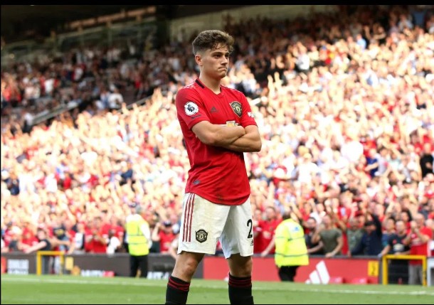 Watch Jadon Sancho laugh off Man Utd fan’s plea for him to transfer from Dortmund after posing for photo - Bóng Đá