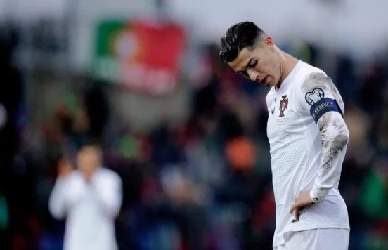 Ronaldo cứ dứt điểm, Messi lại được 