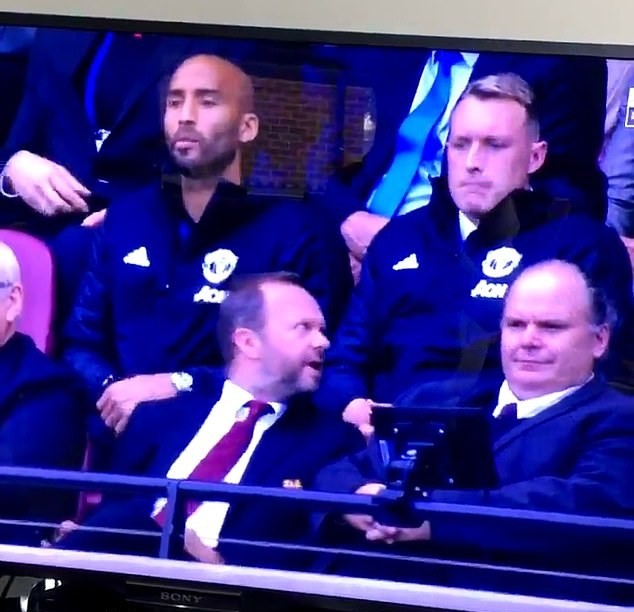 Phil Jones muốn sa thải Solskjaer, sự thật đã rõ - Bóng Đá