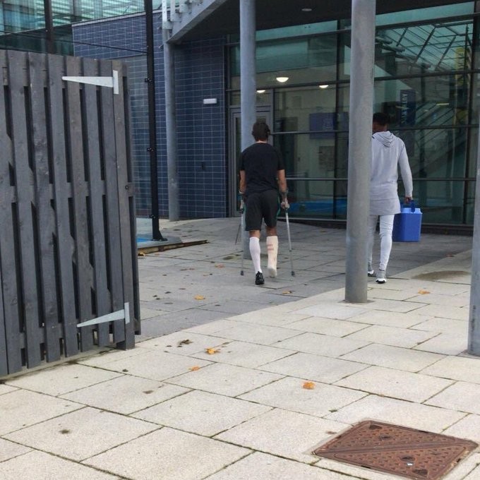 Vừa phẫu thuật xong, Andre Gomes đã vội trở lại Everton - Bóng Đá