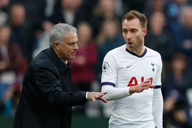 Tottenham mở cửa cho Man Utd đón 