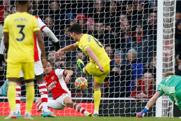 Nhìn Lacazette thét lên đau đớn, người ta biết Wenger đã đúng - Bóng Đá