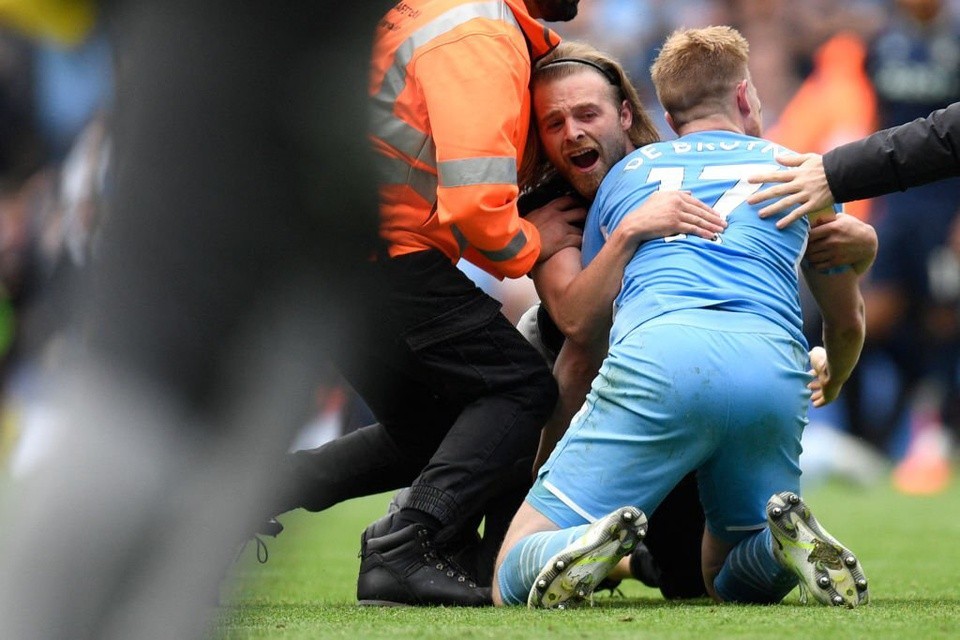 CĐV Man City quậy tưng bừng tại Etihad trong ngày vô địch - Bóng Đá