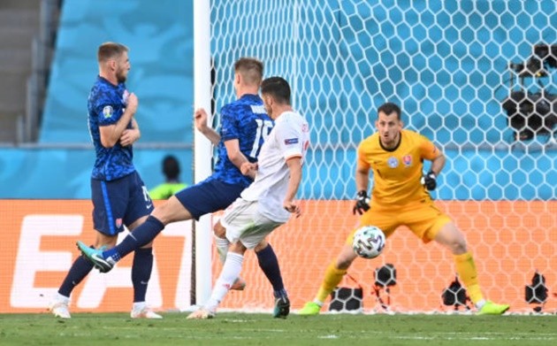Khoảnh khắc từ Hero hóa Zero của thủ môn Slovakia - Bóng Đá