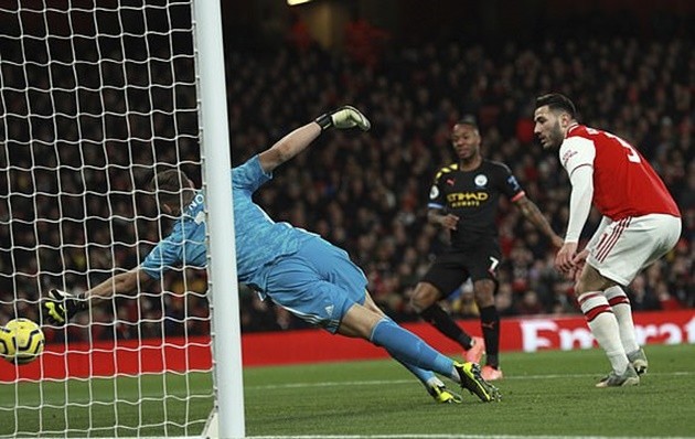 Một rừng cầu thủ Arsenal bủa vây cũng không thể cản De Bruyne nổ súng - Bóng Đá