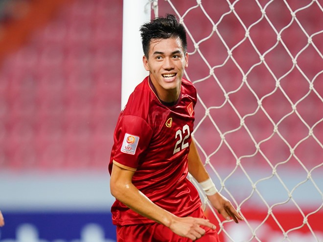 Cựu HLV Thái Lan phẫn nộ với HLV Nishino; AFC ngợi khen Tiến Linh - Bóng Đá