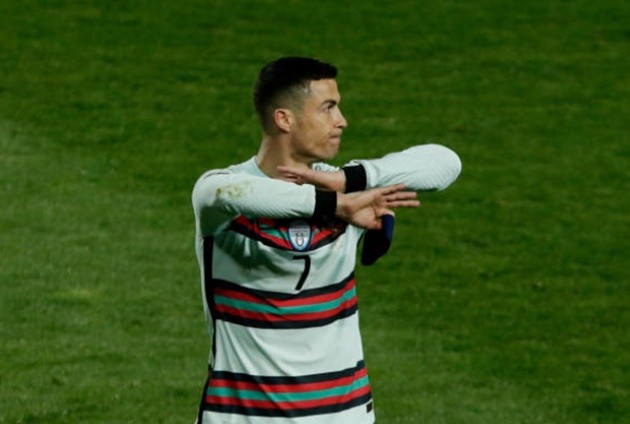 Watch Cristiano Ronaldo throw away Portugal armband in disgust as late winner is incredibly not given against Serbia - Bóng Đá