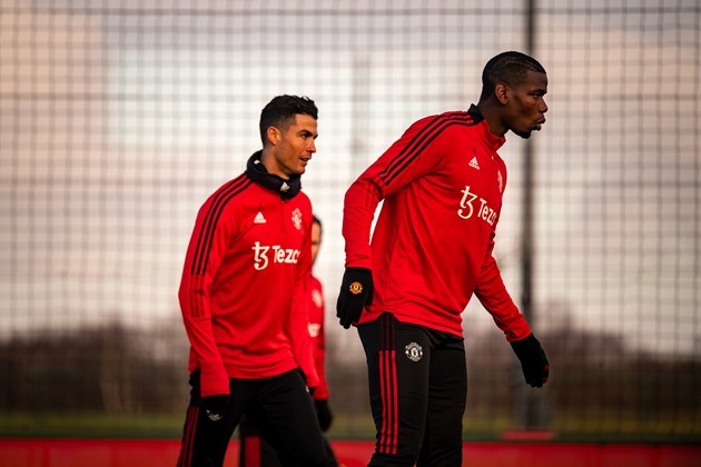 Arsenal fans HANG EFFIGY and call on Stan Kroenke to quit as thousands protest outside Emirates as police intervene - Bóng Đá
