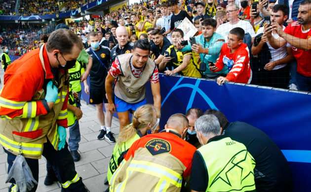 Cristiano Ronaldo KOs steward with shot during Man Utd warm-up - Bóng Đá