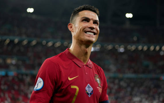 Ảnh CR7 bắt tay với Benzema - Bóng Đá