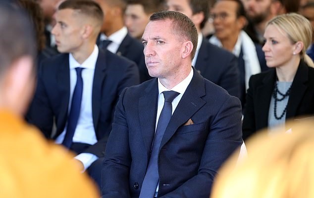 Jamie Vardy close to tears as he joins team-mates in paying tribute to Vichai Srivaddhanaprabha - Bóng Đá