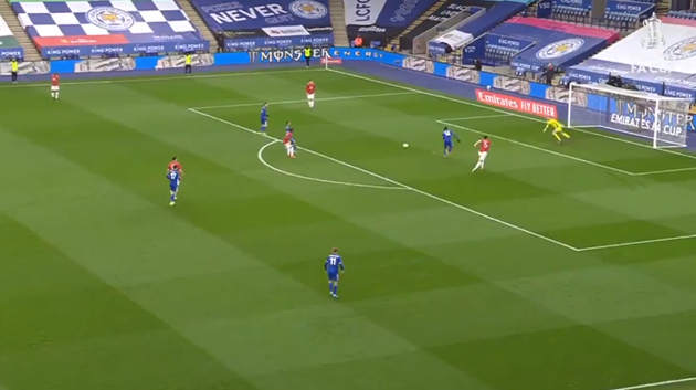 Watch Fred blunder gift Kelechi Iheanacho a Leicester opener - Bóng Đá