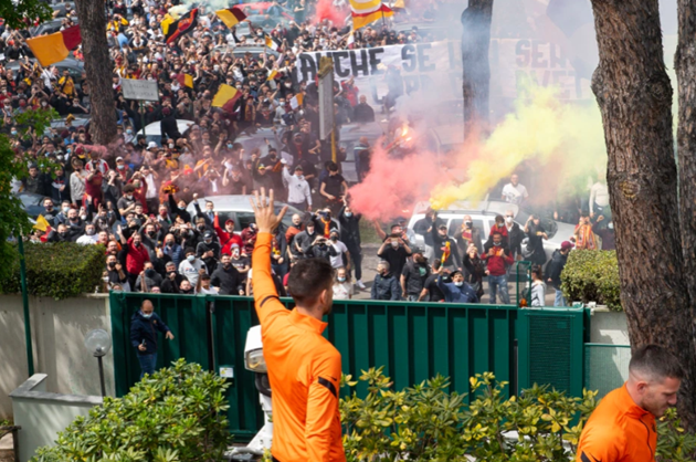 Roma fans line streets to send off team for Man Utd after pinning up ‘disrespectful’ quote from Solskjaer at training - Bóng Đá