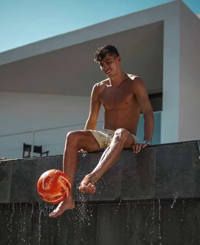 Ruben Neves wells up while waving to Wolves fans as Bruno Lage puts Man Utd on red alert - Bóng Đá