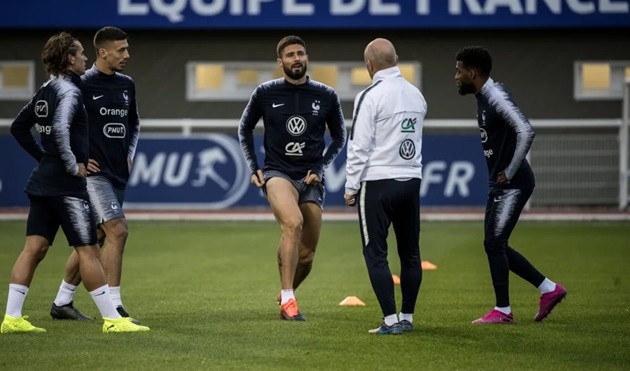 ẢNH: CẦU THỦ CHELSEA TẬP LUYỆN TRÊN TUYỂN - Bóng Đá