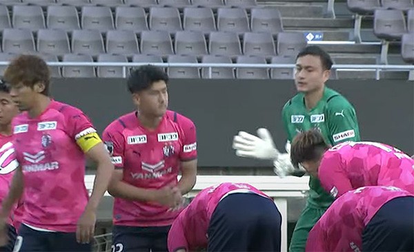 Đặng Văn Lâm giữ trắng lưới trong ngày bắt chính đầu tiên ở Cerezo Osaka - Bóng Đá