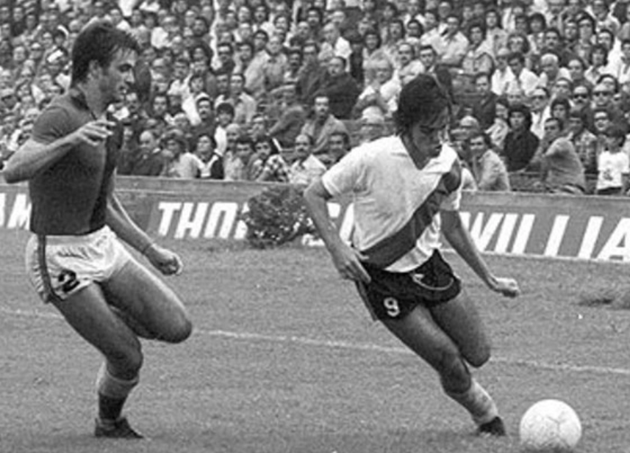 Leeds boss Marcelo Bielsa looks like a movie star in amazing throwback photos as young man in 1970s - Bóng Đá