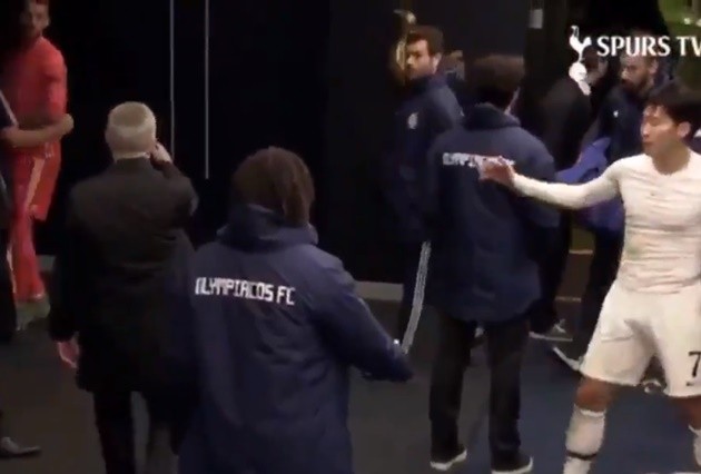 Jose Mourinho Awkwardly Left Son Heung-Min Hanging After Tottenham’s Champions League Comeback - không bắt tay - Bóng Đá