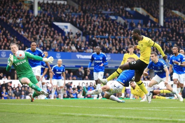 Từ phụ hồ thành người 'bắt chết' Kane và Abraham - Bóng Đá