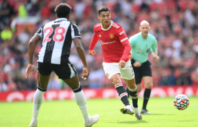 Không chỉ cú đúp, hành động tinh tế của Ronaldo khiến CĐV phát cuồng - Bóng Đá