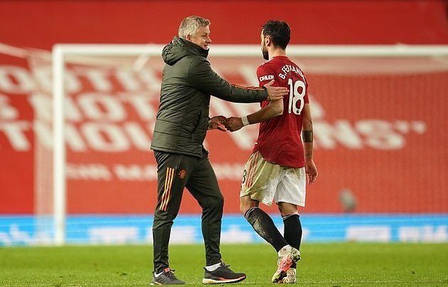 Gary Neville claims Bruno Fernandes and Paul Pogba are the ONLY players who can unlock the door for Man United  - Bóng Đá