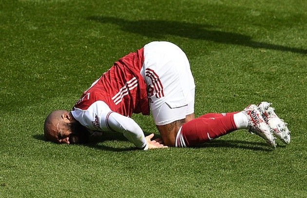 Arsenal's star duo Pierre-Emerick Aubameyang and Alexandre Lacazette will BOTH miss Everton - Bóng Đá