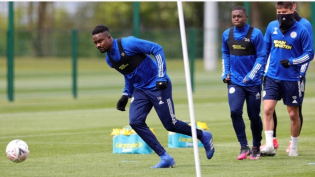 SỐC! Sao Leicester thẳng tay ném văng cờ hiệu Chelsea  - Bóng Đá