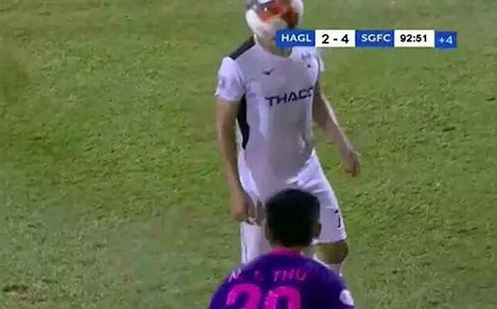 Ném bóng vào mặt Hồng Duy, cầu thủ Sài Gòn FC nhận án phạt từ VFF - Bóng Đá