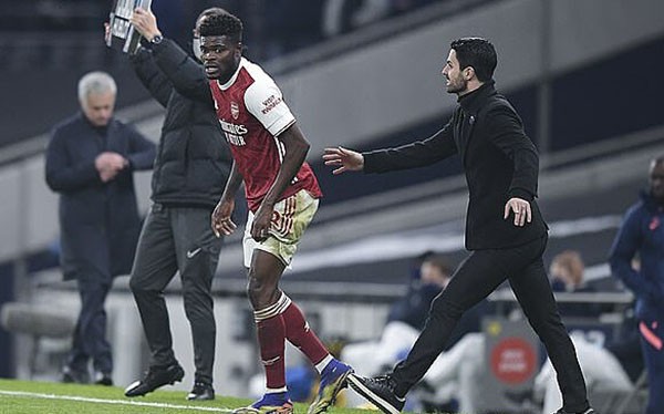 Mikel Arteta ngao ngán, nói về hành động đẩy Thomas Partey trở lại sân - Bóng Đá