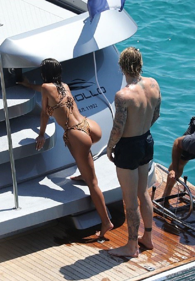 Photos: Liverpool’s Loris Karius issues apology to his stunning partner as he’s spotted kissing a mystery woman on a boat - Bóng Đá