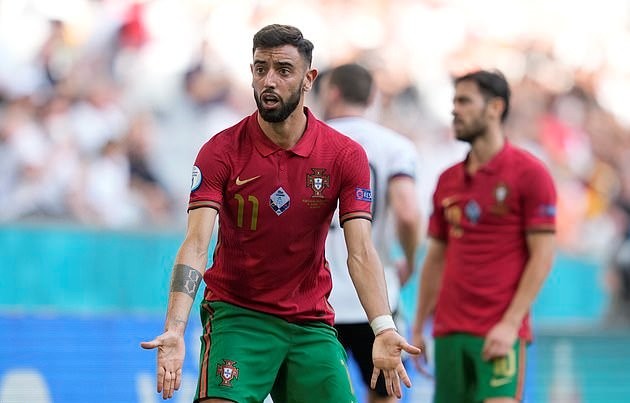 'Someone needs to tell him he is 3-1 DOWN!': ITV commentator Lee Dixon takes a swipe at Bruno Fernandes - Bóng Đá