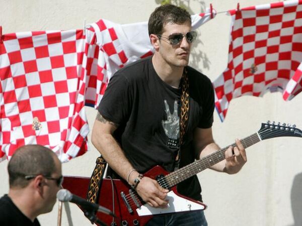 Sanchez, Alisson, Cech và các sao bóng đá chơi giỏi nhạc cụ - Bóng Đá