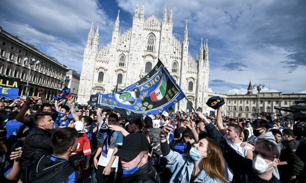 CĐV Inter Milan đổ ra đường ăn mừng chức vô địch lịch sử - Bóng Đá