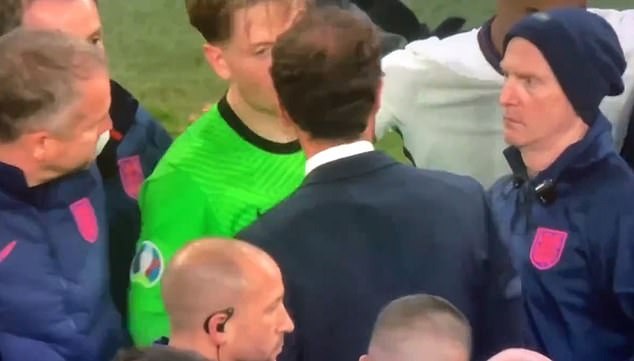 Gareth Southgate chose Jordan Pickford and Kalvin Phillips to take England's next two penalties after Bukayo Saka - Bóng Đá