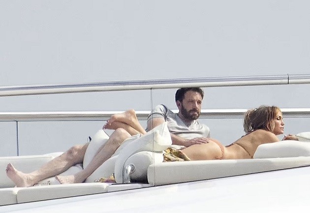 Roman Abramovich's £430m superyacht targeted by activists before fleeing to safety - Bóng Đá