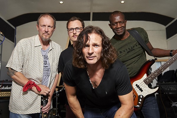 Sanchez, Alisson, Cech và các sao bóng đá chơi giỏi nhạc cụ - Bóng Đá